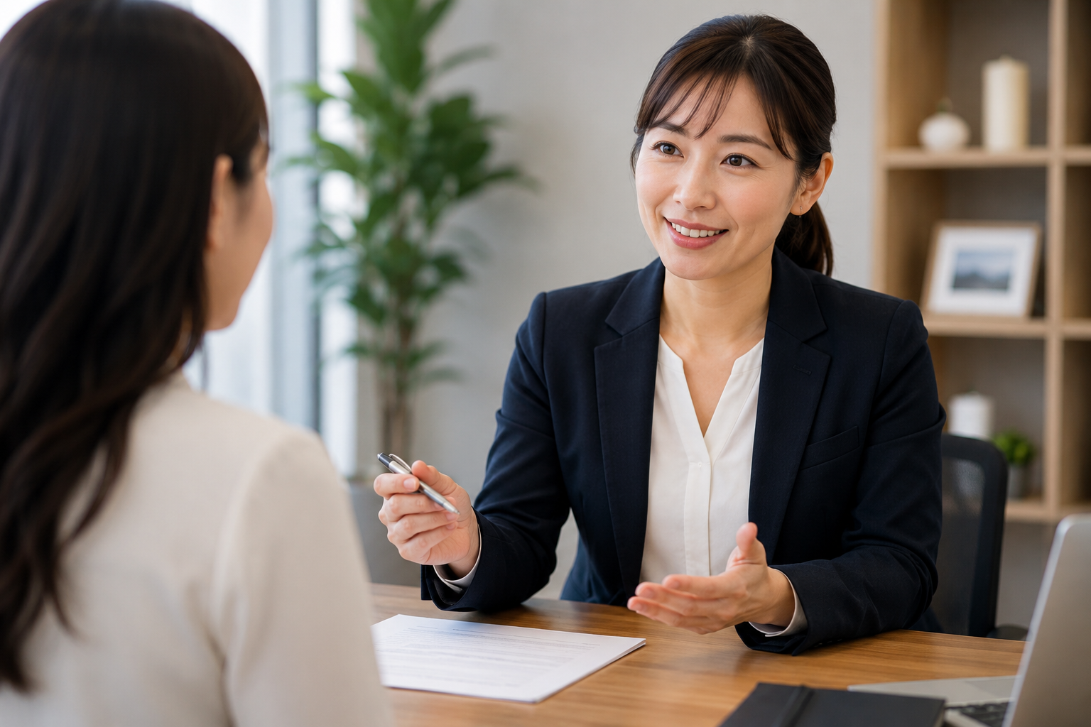 相談員が話を聞いている様子
